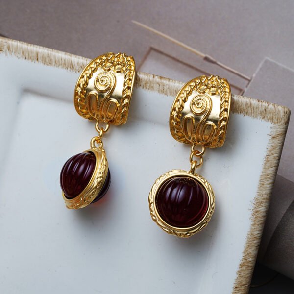 Retro Earrings Are Feminine, Lightweight, Luxurious And Exaggerated In Personality