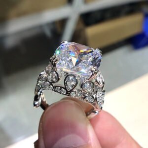 O1CN01LEbwx61jNXJ7DSLWD_!!3551054536-0-cib (1) Hollow Pattern Pavé-Set Zircon Ring - High-End Retro Luxury Women's Ring_Auragemd