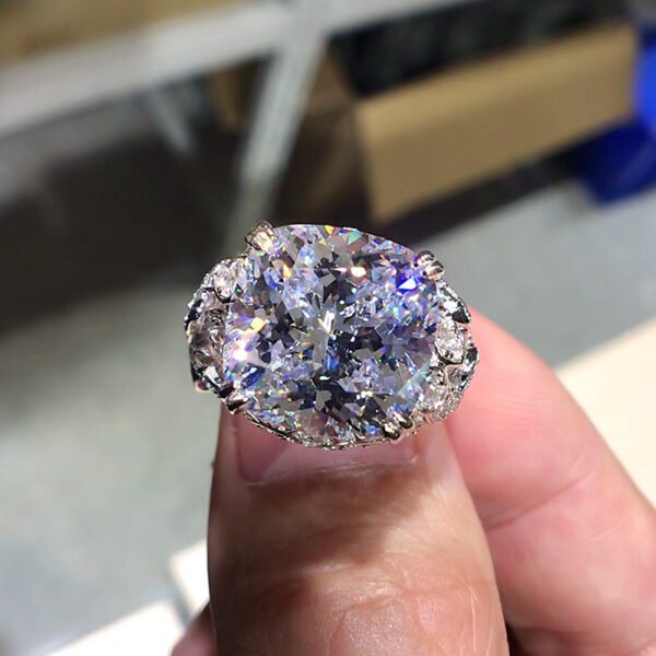 Hollow Pattern Pavé-Set Zircon Ring - High-End Retro Luxury Women's Ring_Auragemd