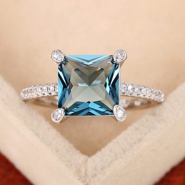 Light Luxury Design Niche High-End Ring - Fashionable Luxury Four-Prong Square Zircon Women's Ring_Auragemd