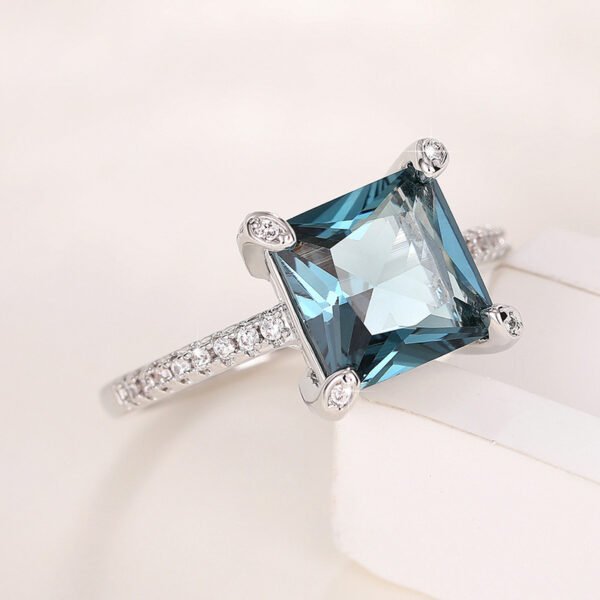 Light Luxury Design Niche High-End Ring - Fashionable Luxury Four-Prong Square Zircon Women's Ring_Auragemd